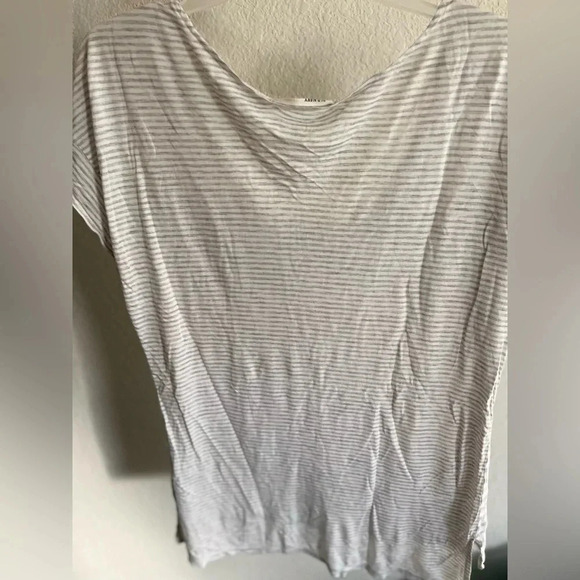 Old Navy women’s gray and white striped basic tee size M - Picture 2 of 3